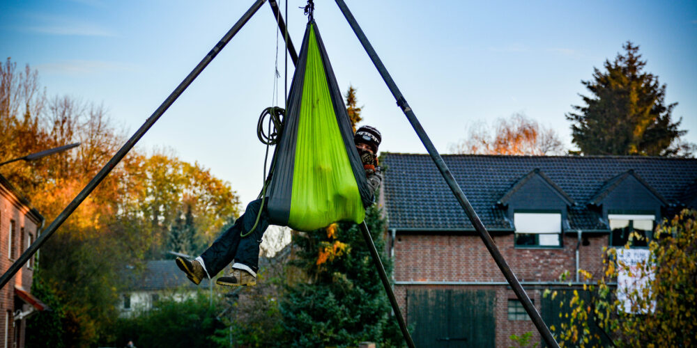 10.11.2020, Nordrhein-Westfalen, Lützerath: Seit heute morgen um 7 Uhr befindet sich ein großes Polizeiaufgebot in Lützerath am Garzweiler-Tagebau, um weitere Rodungsarbeiten des Energiekonzerns RWE zu sichern. Menschen der Initiative „Lützerath Lebt!“ leisten dagegen Widerstand. Etwa ein Dutzend Personen sind in Bäume geklettert, um diese zu schützen. Das Bündnis „Alle Dörfer  bleiben“ protestiert mit einer Mahnwache gegen die Baumfällungen. Foto: Alexander Franz